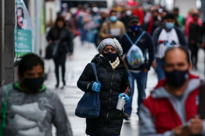 Personas abrigradas por el frío