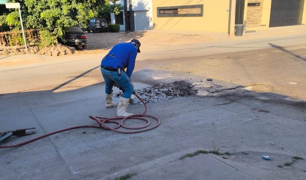 Hombre trabajador de Japasa intentando arreglar fuga de agua en Guamúchil