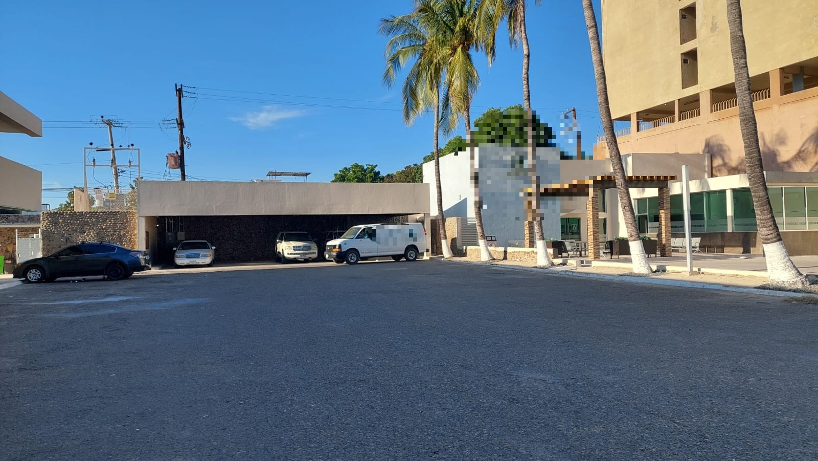 Estacionamiento de funeraria de Los Mochis donde se encuentra camioneta donde trasladaban un ataúd vacío