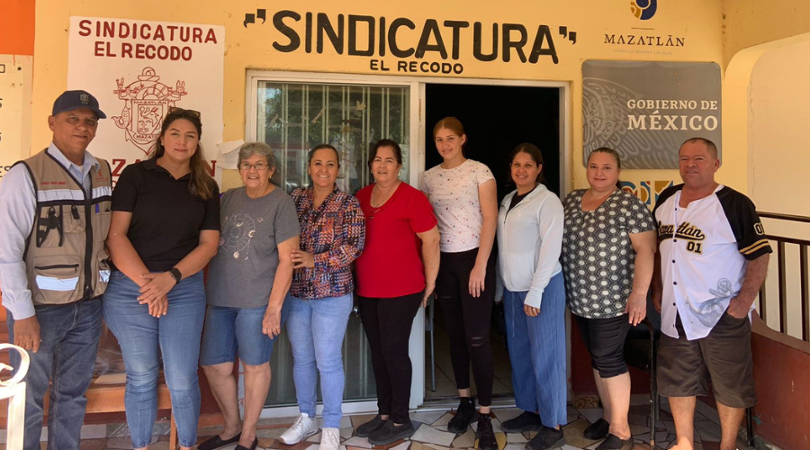 Valeria González Peraza, directora de Evaluación y Enlace Rural del Gobierno Municipal, junto habitantes de El Recodo