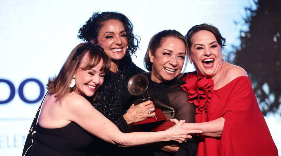 Isabel, Mayte, Fernanda y Liliana (exintegrante) de Pandora recibiendo premio en los Latin Grammy