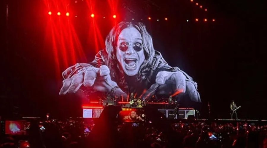 Imagen de Ozzy Osbourne en las pantallas del concierto de Guns N' Roses