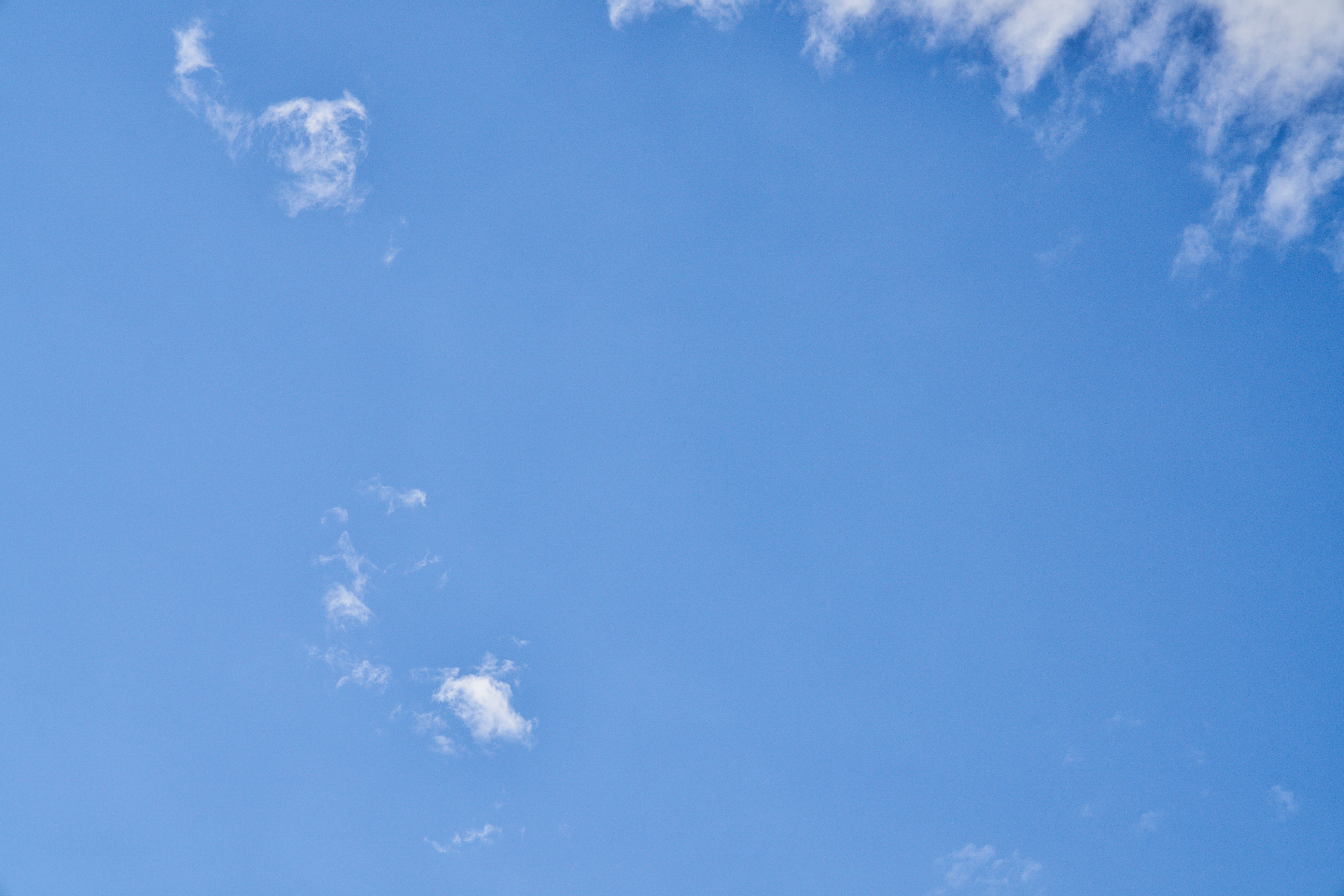 Cielo azul con pocas nubes