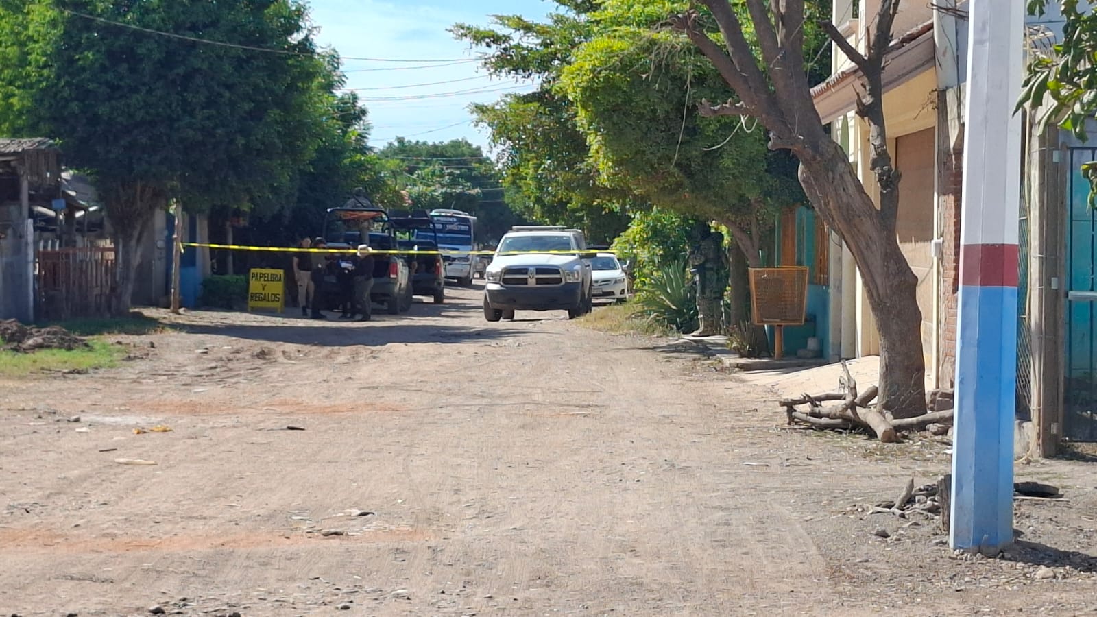 Camino de terracería donde se encuentra casa donde fue asesinado un hombre, peritos investigadores en la zona