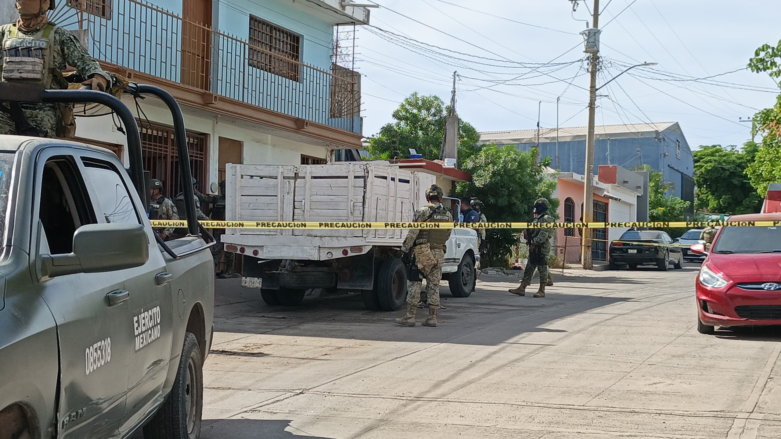Militares en casa acordonada con cinta amarilla
