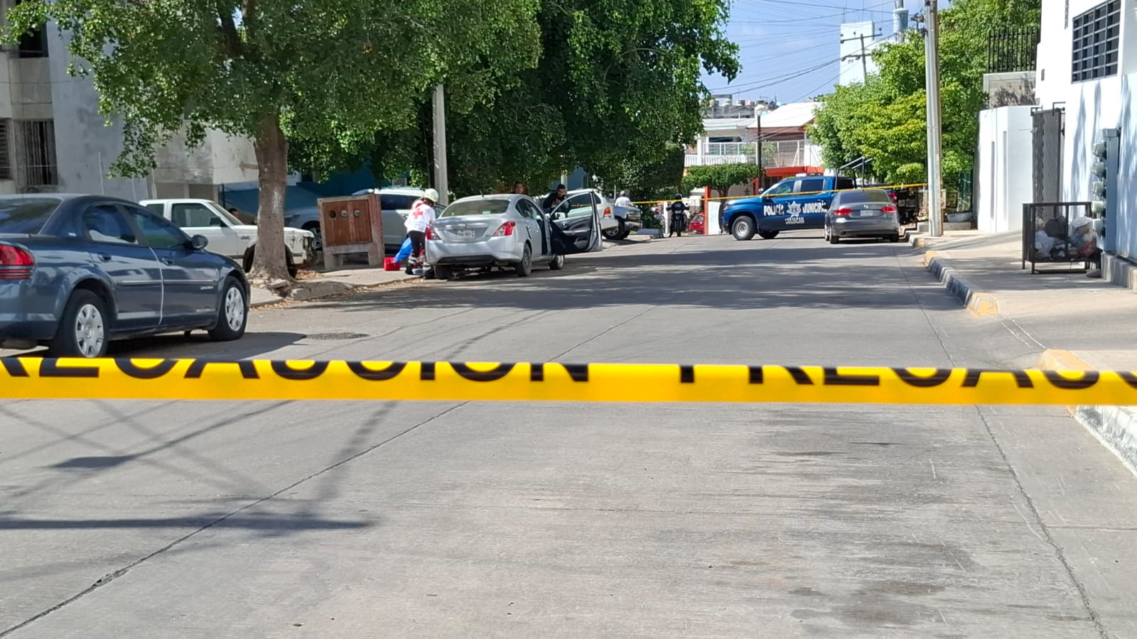 Cinta amarilla en zona donde ocurrió ataque a balazos; elementos de la Cruz Roja con persona herida de bala en colonia Infonavit Cañadas, Culiacán