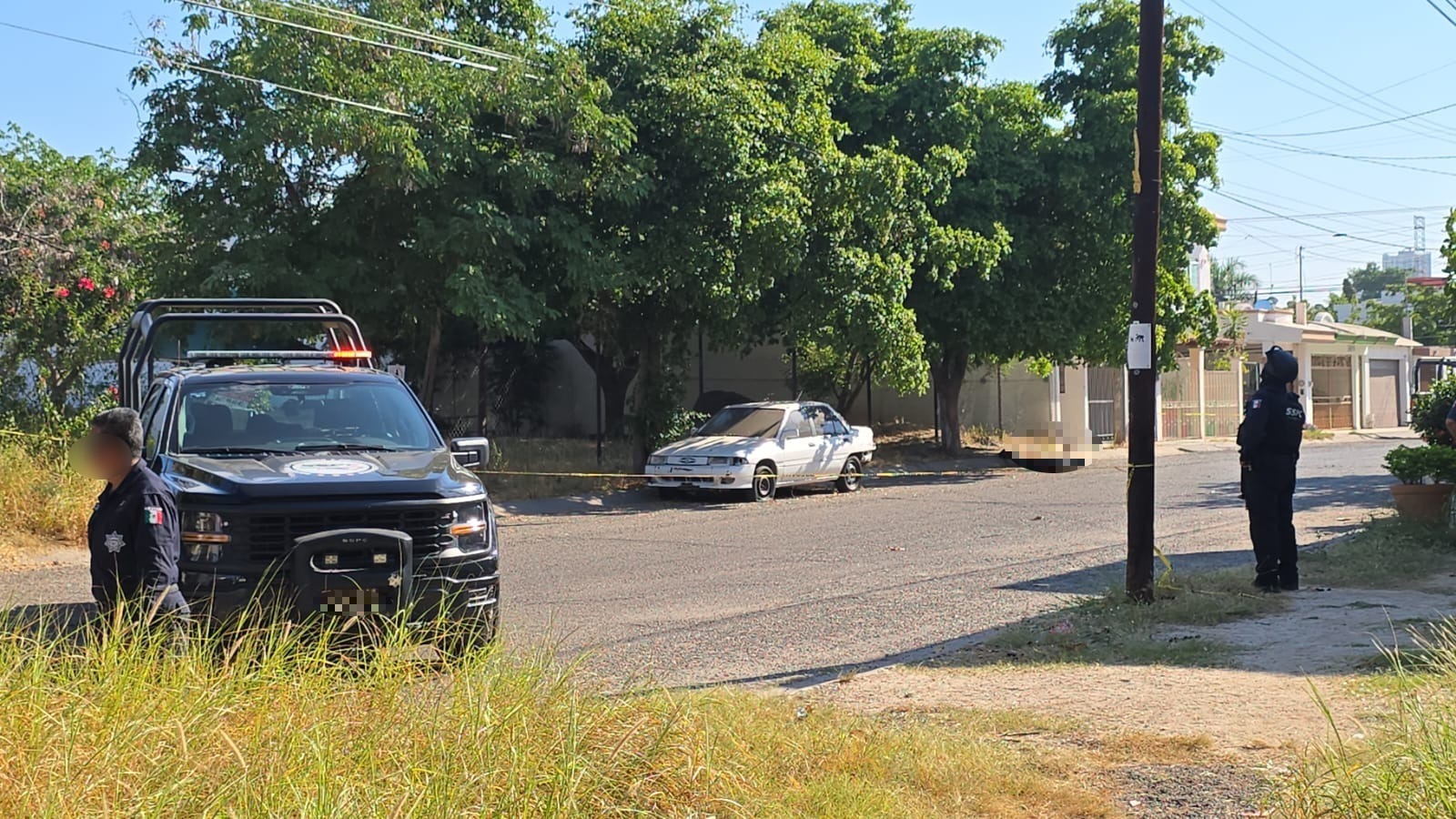 Policía Estatal en zona delimitada donde se encuentra cádaver en Culiacán
