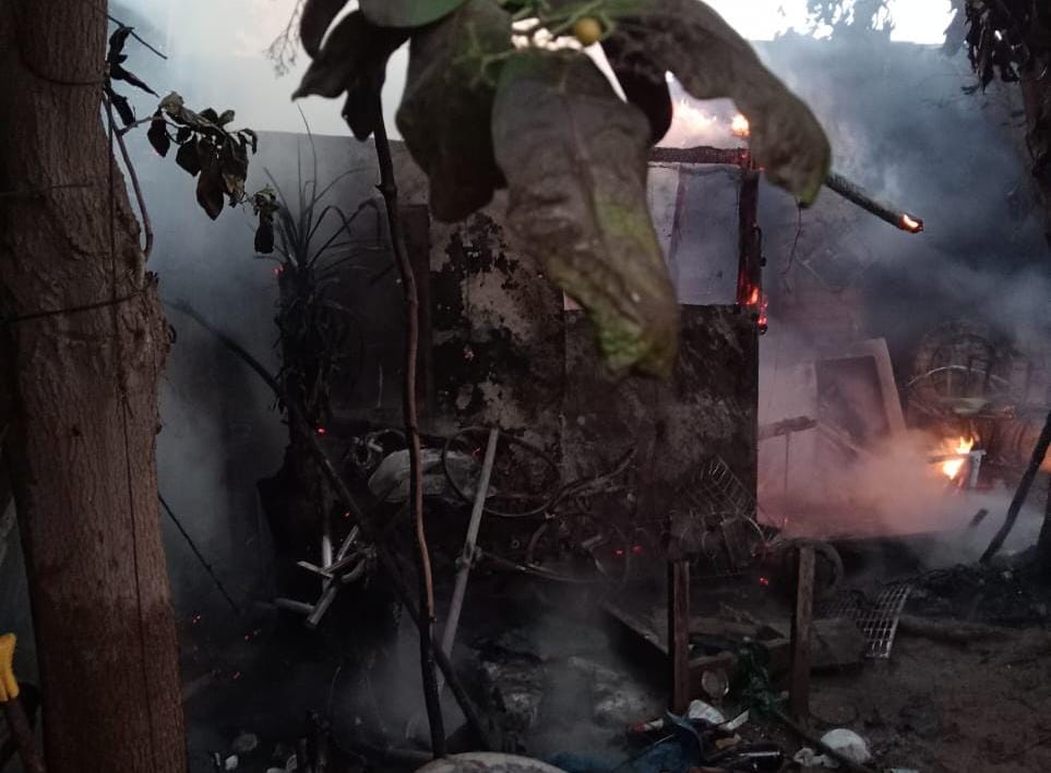 Imagen del después de un incendio en un domicilio donde se puede ver como el fuego consumiendo el material de la vivienda