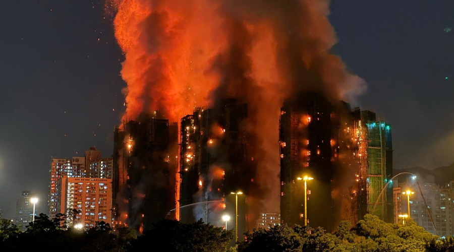 Fuerte incendio en edificios en Hong Kong.