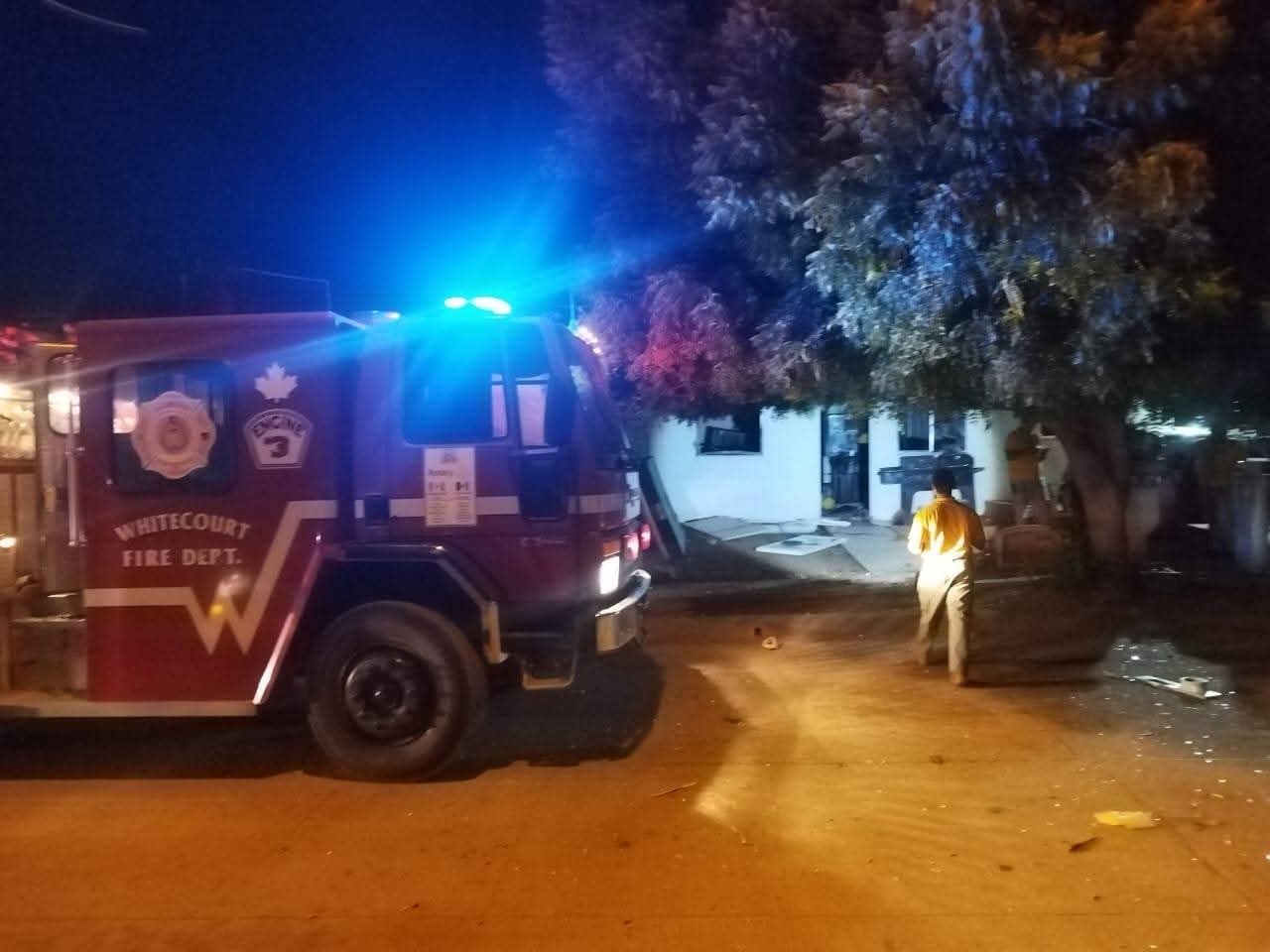 camón de Bomberos Veteranos en casa donde sucedio explosión e incendio por fuga de gas
