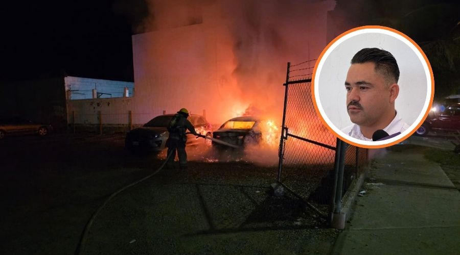 Incendio de vehículos con las llamas consumiéndolos, en un círculo el el comandante de la corporación municipal, Joe Octavio Amaral Ruiz