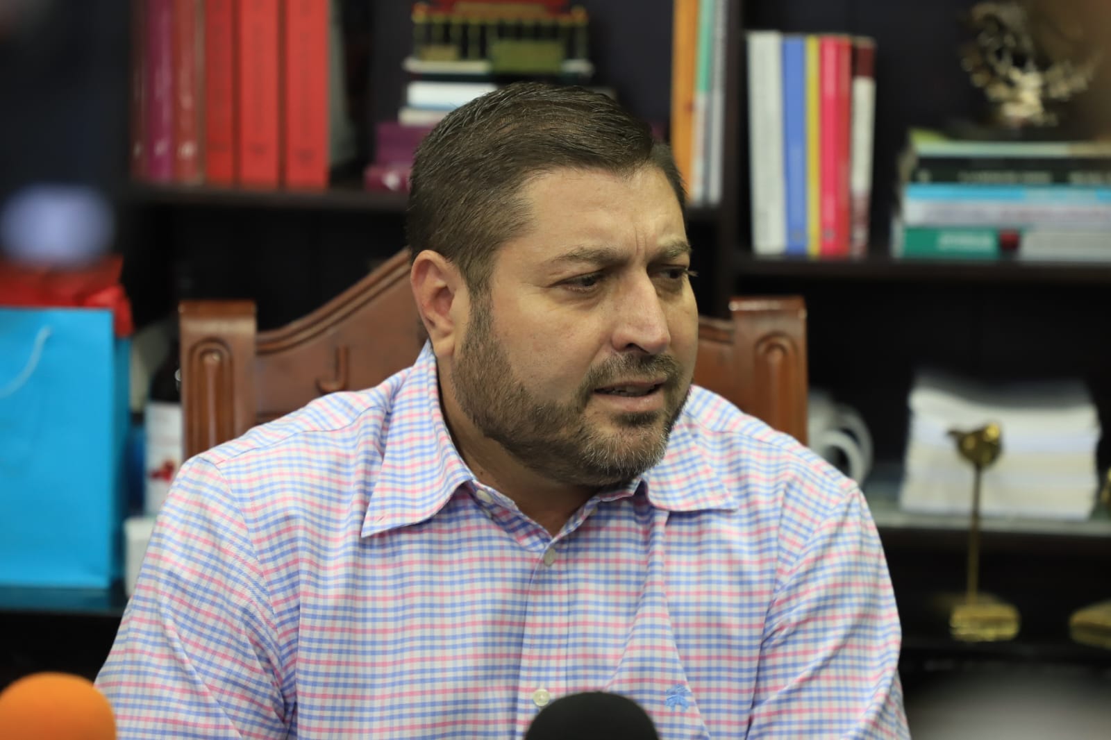 José Paz López Elenes en su oficina