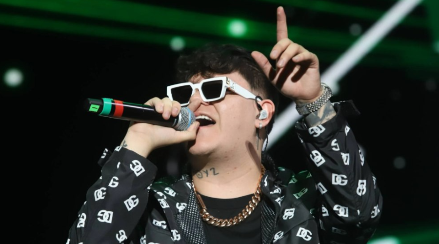 Junior H cantando en concierto