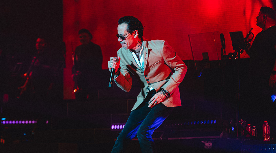 Marc Anthony cantando en concierto