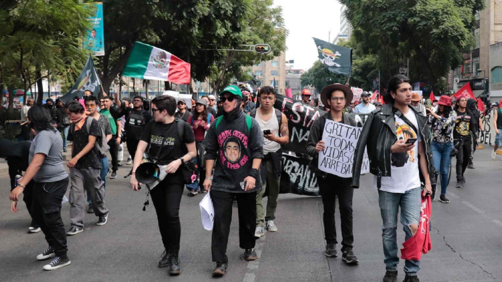 jóvenes marchan en la CDMX