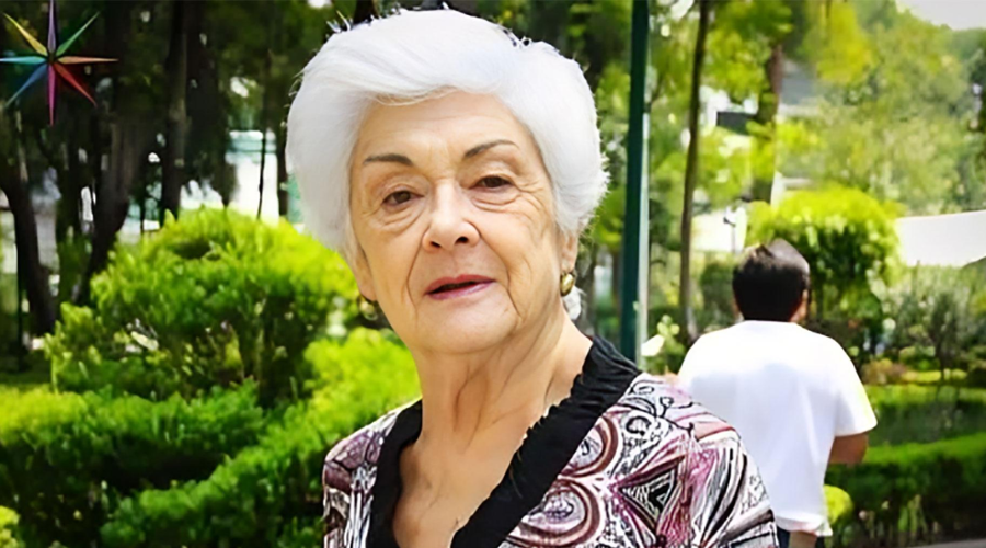 la actriz mexicana Maricarmen Vela junto a un parque con arboles