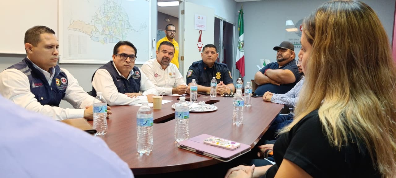 personas sentadas en una mesa redonda conversando
