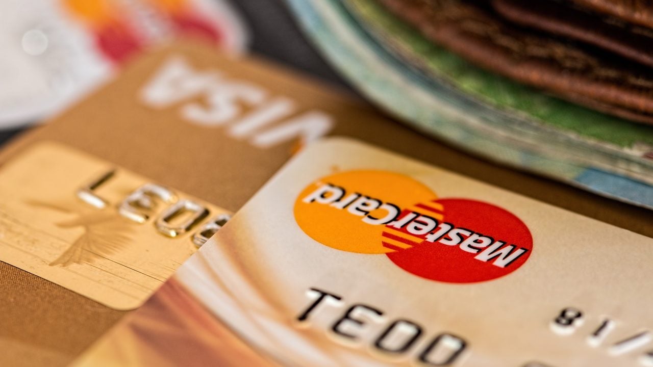 Dos tarjetas de crédito una mastercard y una visa