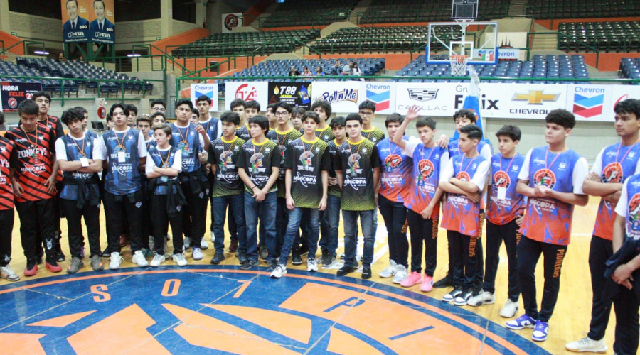 jugadores minicopa mexico en cancha de basquetbol
