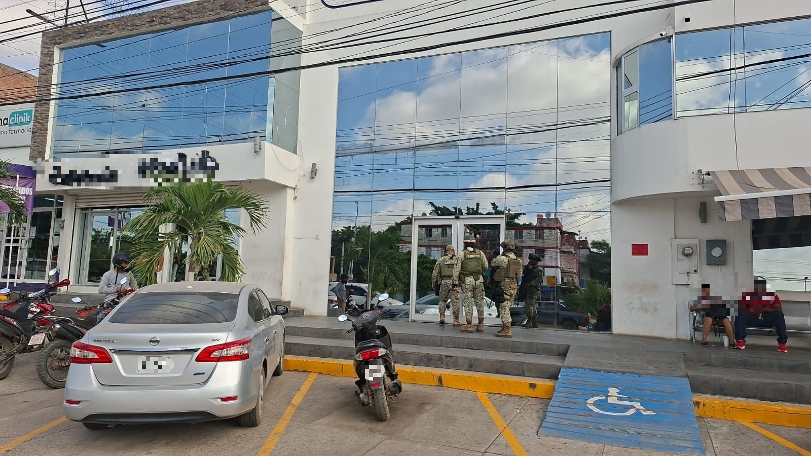 Clínica perticular donde elementos del Ejército Mexicano entran