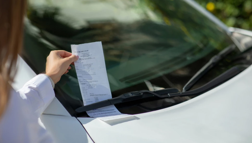 Colocación de multa en auto