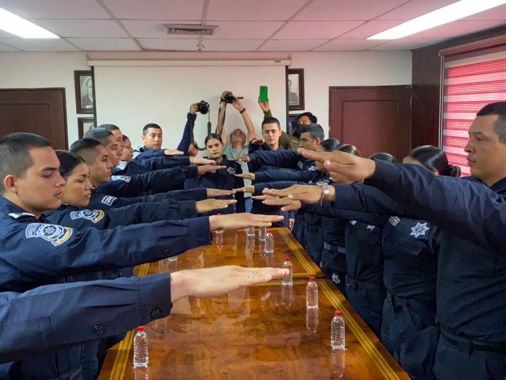 Nuevos policías municipales en Guasave tomando protesta.