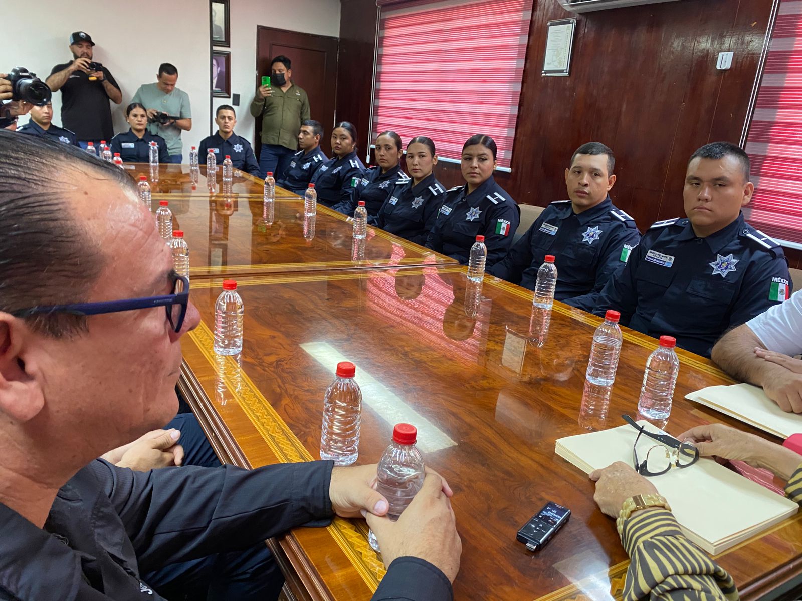 Nuevos policías municipales sentados en una mesa