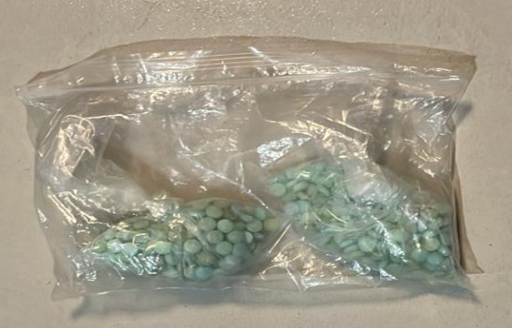 Bolsa con pastillas color azul-verde