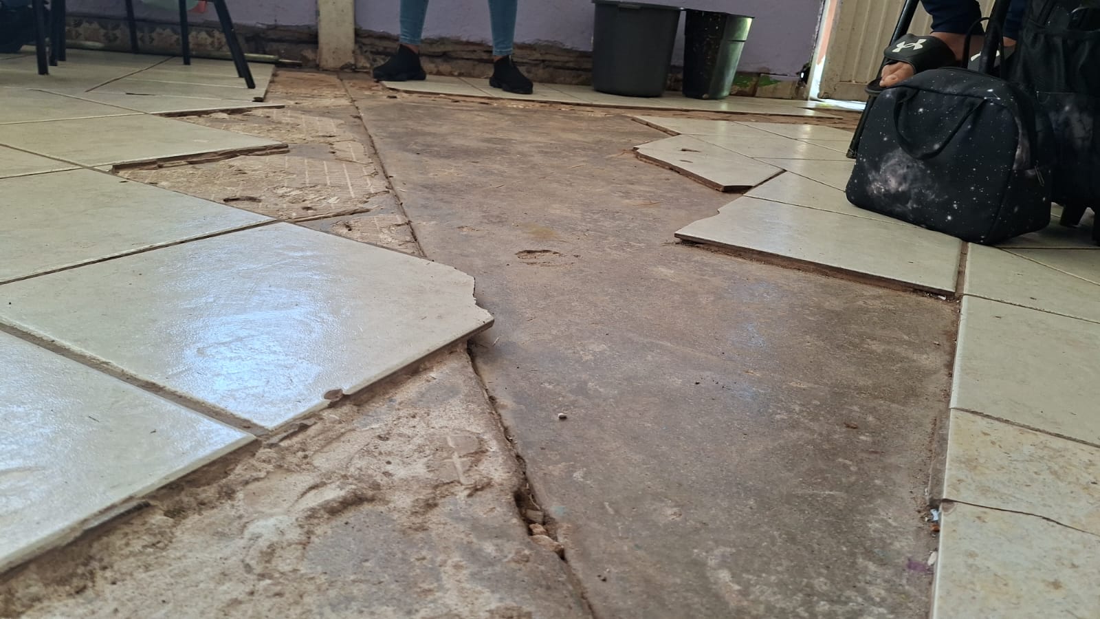 Piso cuarteado en primaria de Guasave