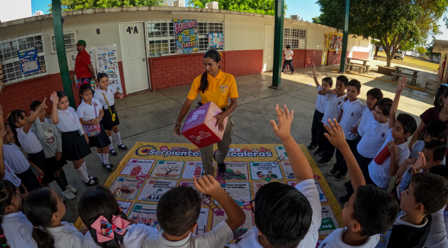 Alumnos en actividad y pláticas de seguridad