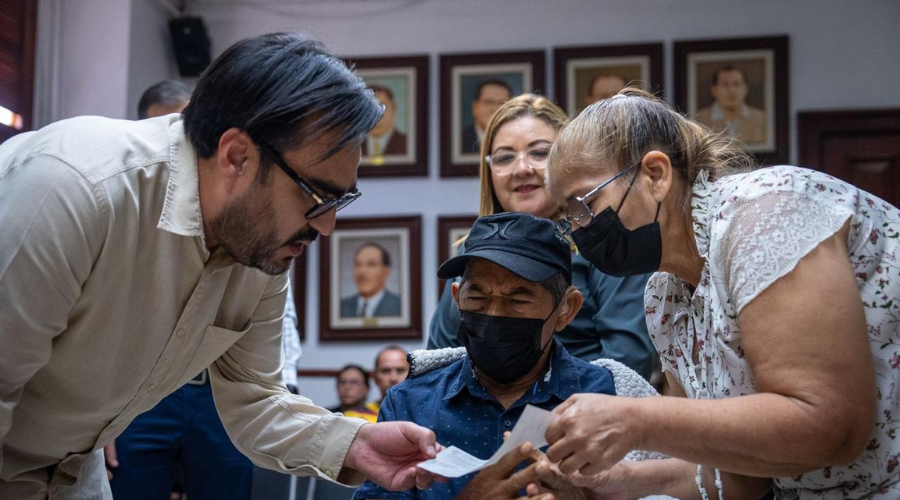 El alcalde Gámez Mendívil entrega de primas a trabajadores municipales