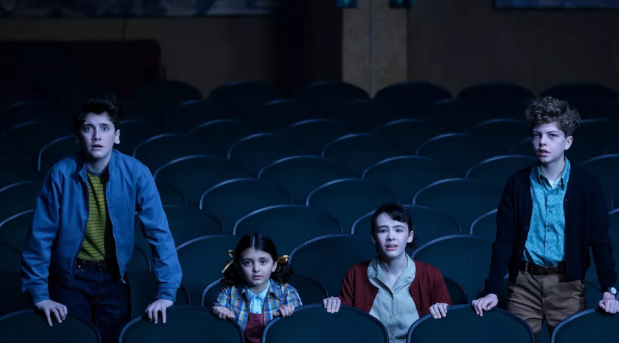 Clara Stack, Jack Molloy Legault, Mikkal Karim-Fidler, elenco de la serie it welcome to berry en una sala de cine