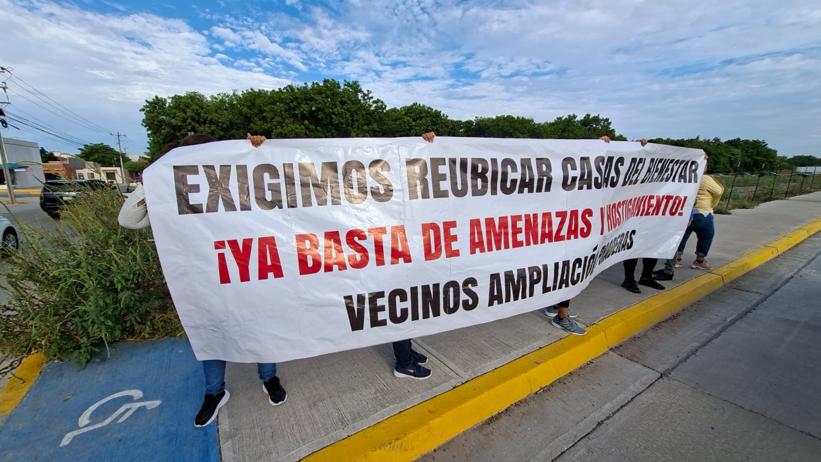 Vecinos se manifiestan en contra de las viviendas del bienestar con una lona