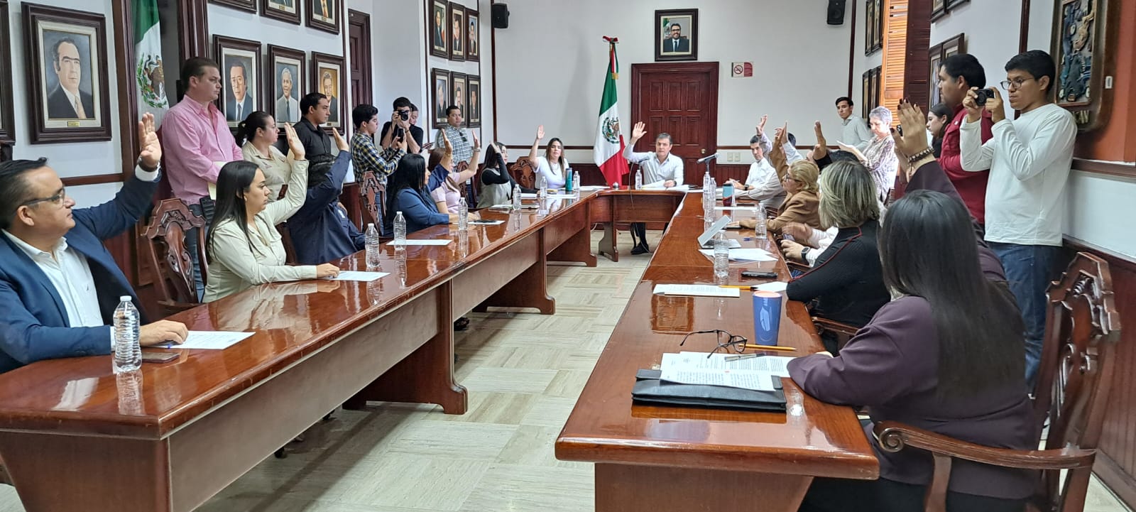 Regidores levantando la mano en una sesión ordinaria