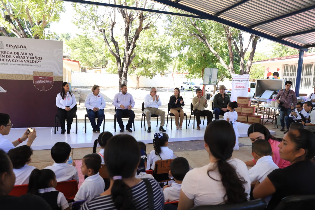 Rubén Rocha Moya junto autoridades, sentados en la entrega de aula en escuela de Badiraguato