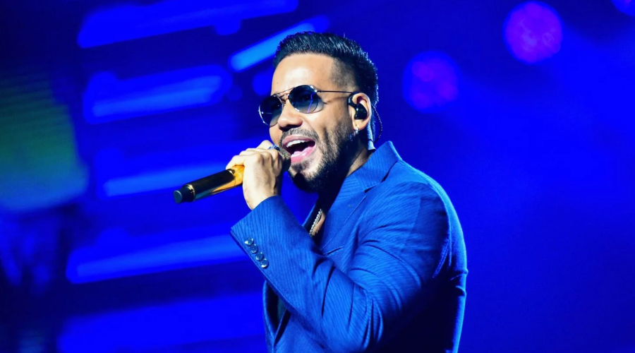 Cantante Romeo Santos sobre un escenario