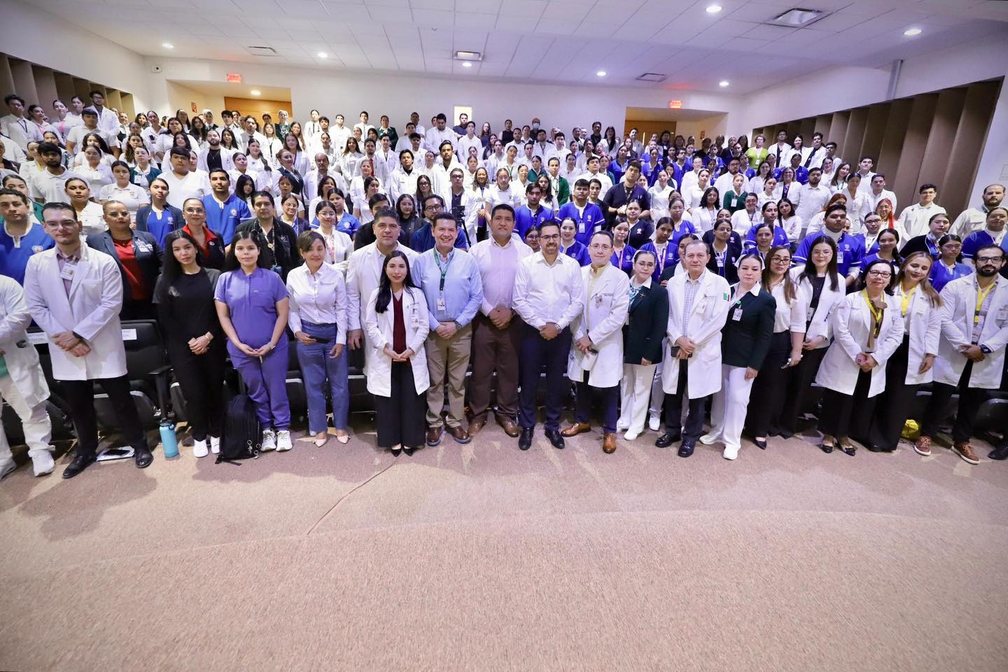 Médicos y personal de salud en Jornada de Prevención en Salud Renal Multidisciplinaria de Nefrología