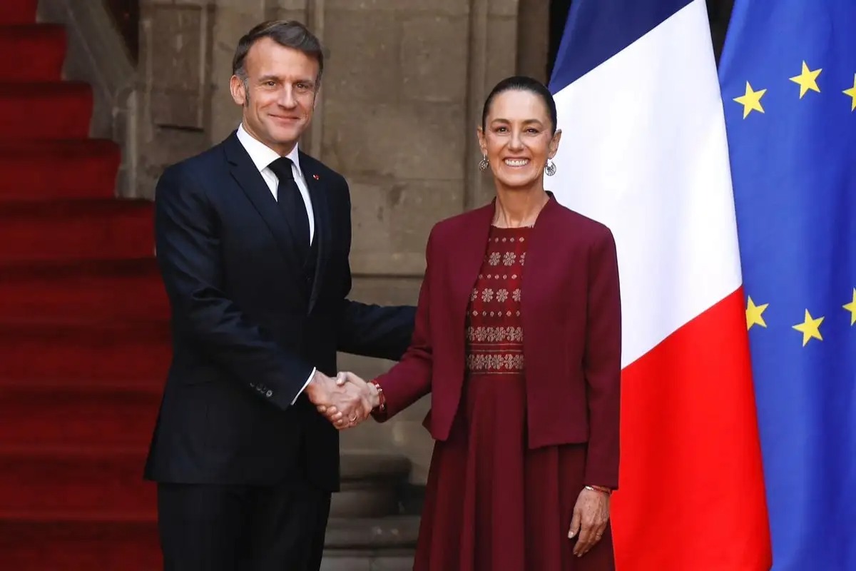 Presidente de Francia Emmanuel Macron de la mano con Claudia Sheinbaum, presidenta de México