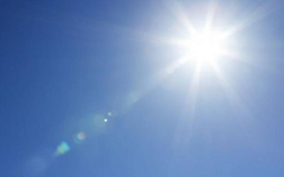 Cielo azul despejado con sol ardiente