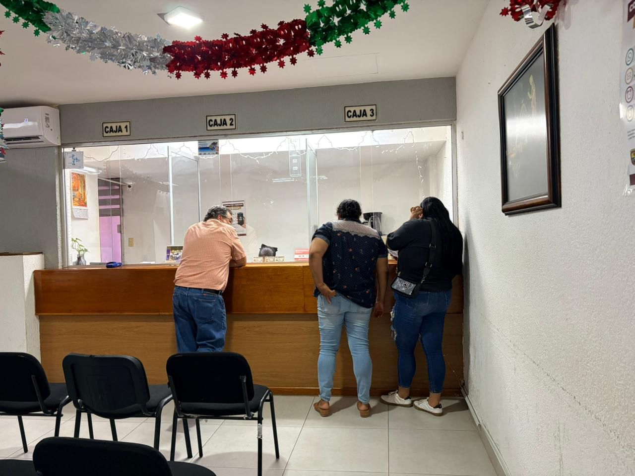 Personas en cajas de Tesorería de Guasave