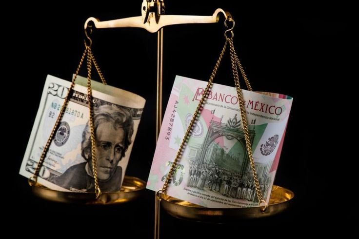 Billede de dólar y billete mexicano de 20 pesos en una balanza color oro