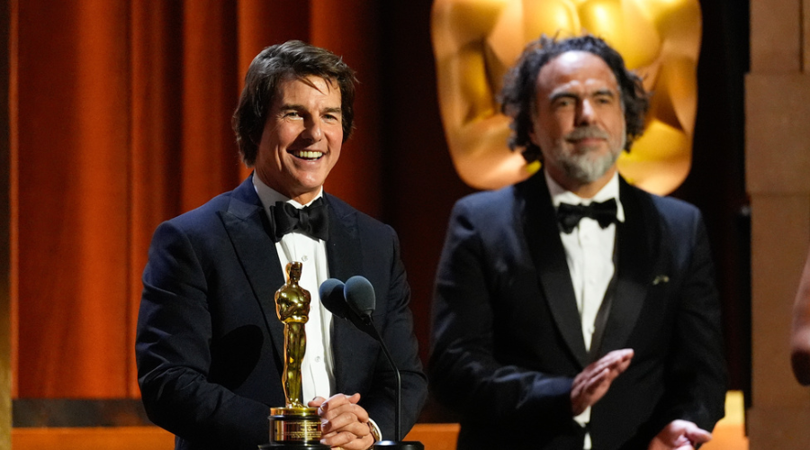 el actor Tom Cruise junto al cineasta mexicano Alejandro González Iñárritu en el escenario de los premios Oscar