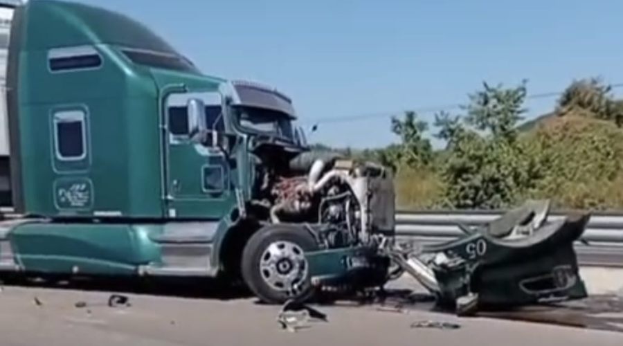 Trailer chocado sobre una carretera
