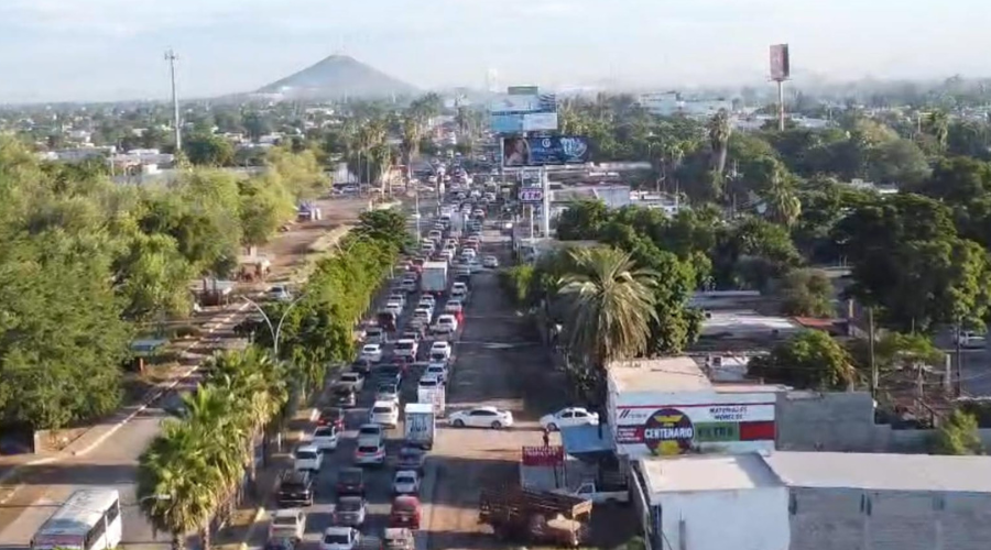 Congestionamiento de automóviles en la ciudad de Los Mochis