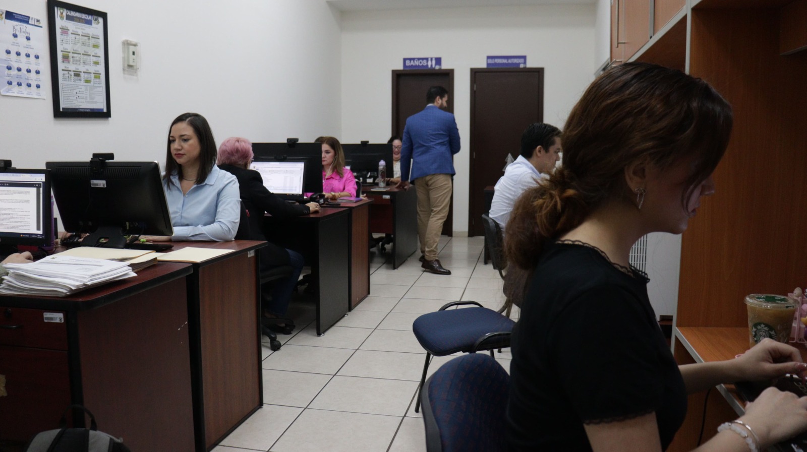 Personas sentadas frente a computadoras