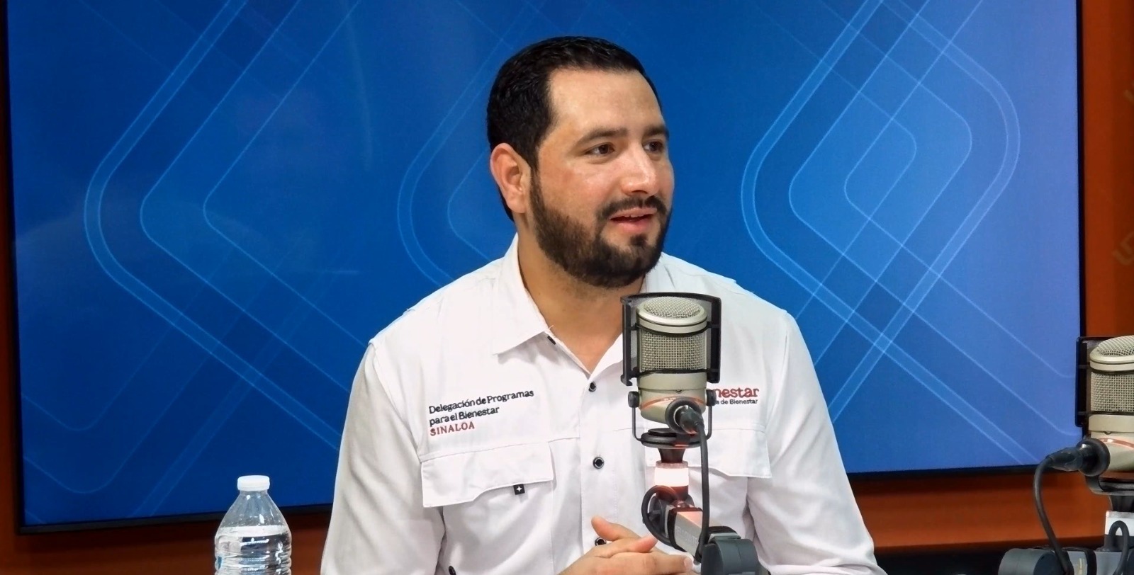 Una persona con camisa blanca en el estudio de Línea Directa