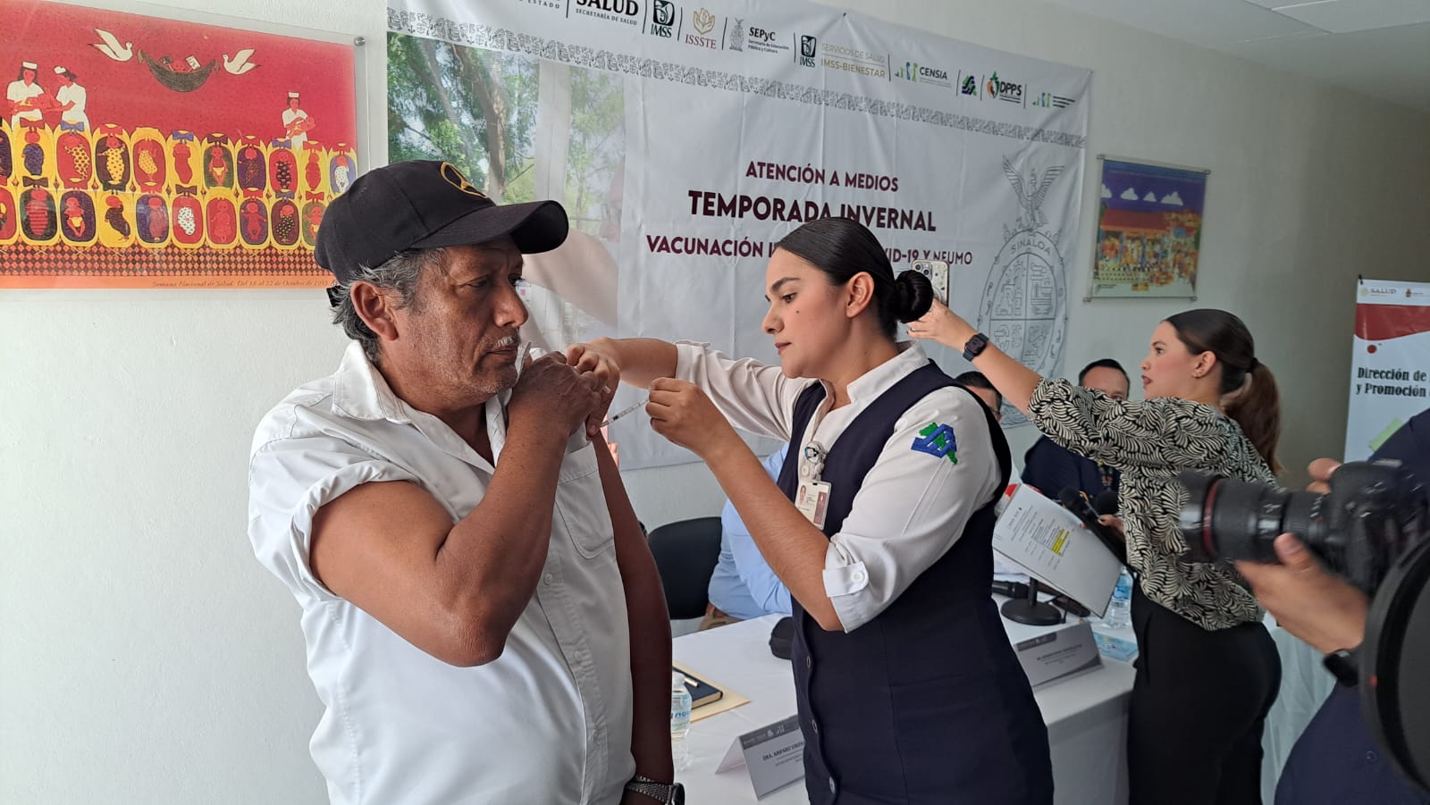 Enferma de Salud Sinaloa inyectando a señor mayor