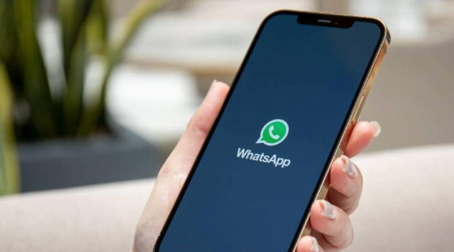 celular con la aplicación de WhatsApp