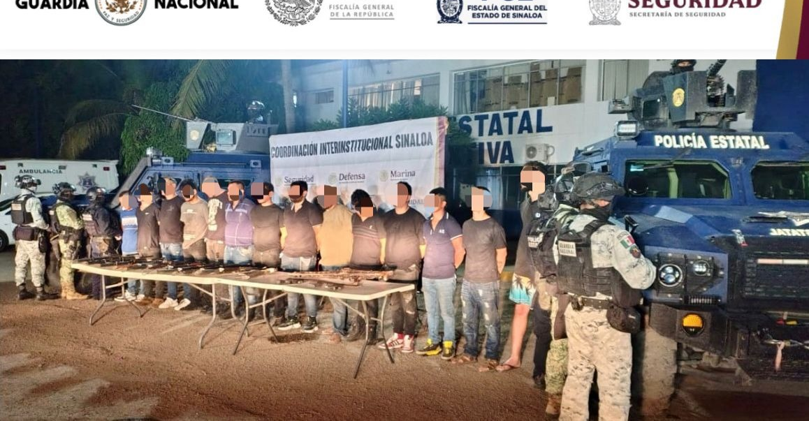 Personas detenidad junto a elementos de seguridad