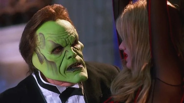 escena de la película de la mascara un hombre con una mascara verde con la cara deforme